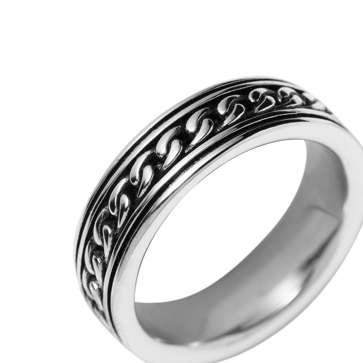 Sølvring sett rett forfra med blank innside og dekorativ kjettingstruktur i midten, fotografert mot hvit bakgrunn.