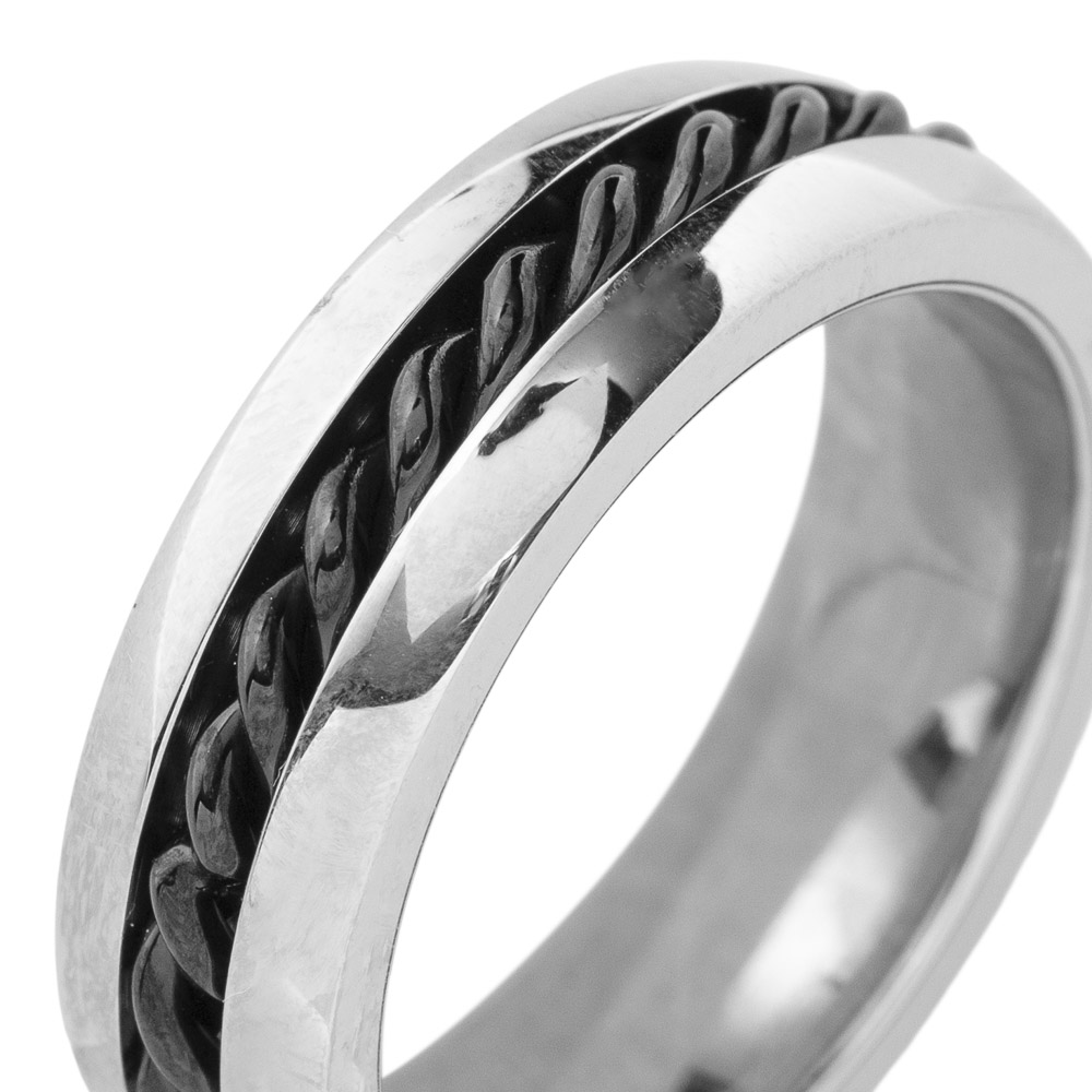 Ring i sølvfarget metall med sort tvinnet motiv som går gjennom hele ringskinnen.