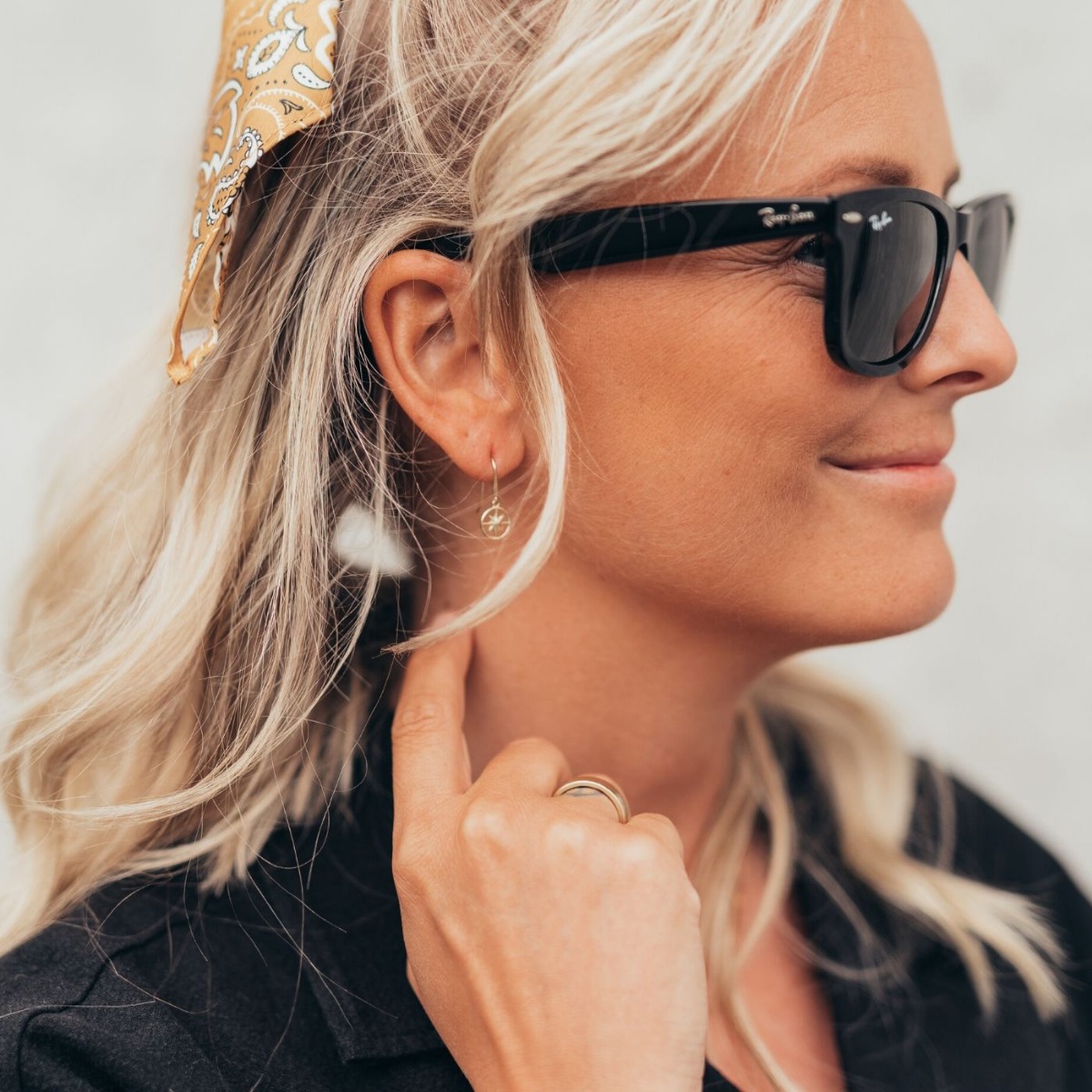 Produktbilde av gullfargende øredobber med Nordstjerne-motiv, på hvit bakgrunn