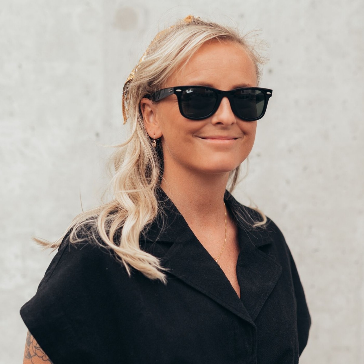 Produktbilde av gullfargende øredobber med Nordstjerne-motiv, på hvit bakgrunn