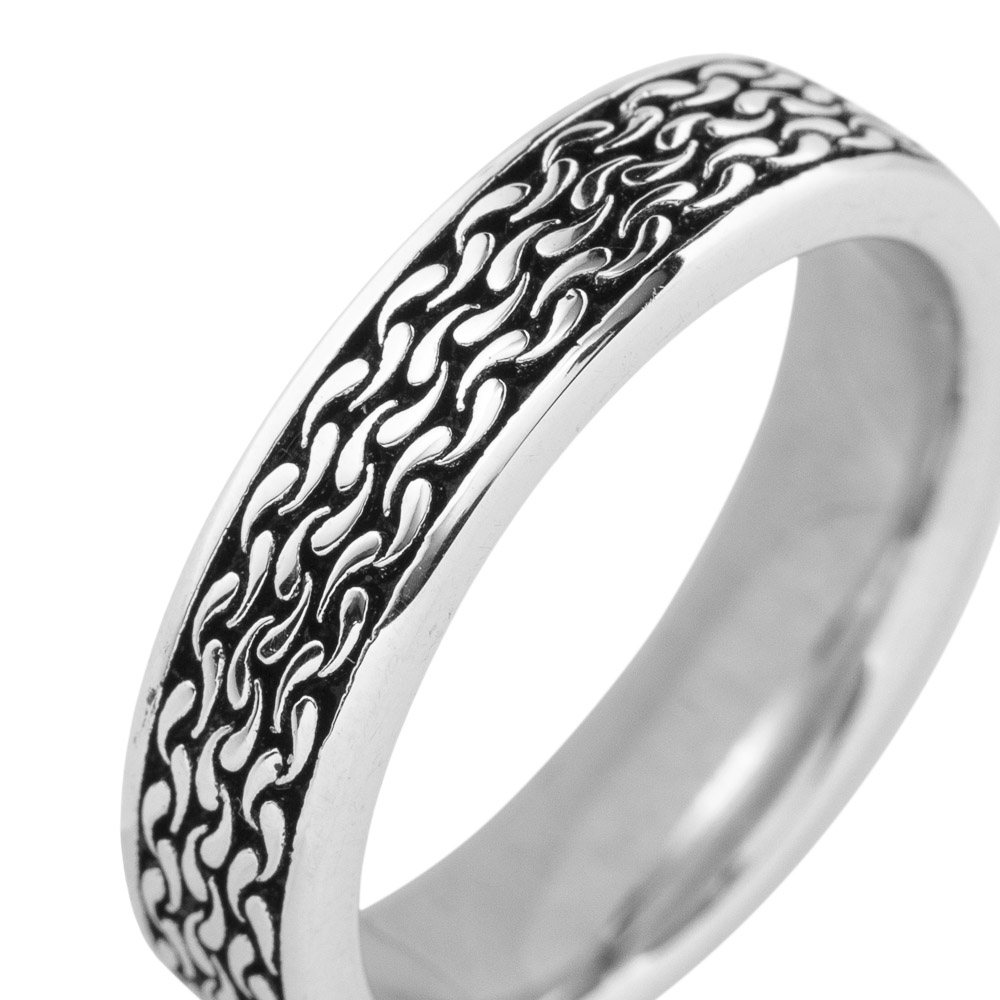 Sølvring med mørklagt bølgemønster eller flammeinspirert design i midten, omgitt av blanke, polerte kanter.