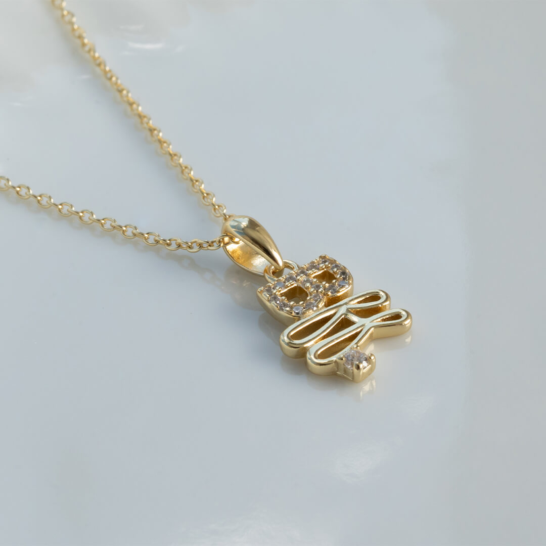 Kult halssmykke med BFF anheng i gullfarge og dekorert med glitrende hvite stener.