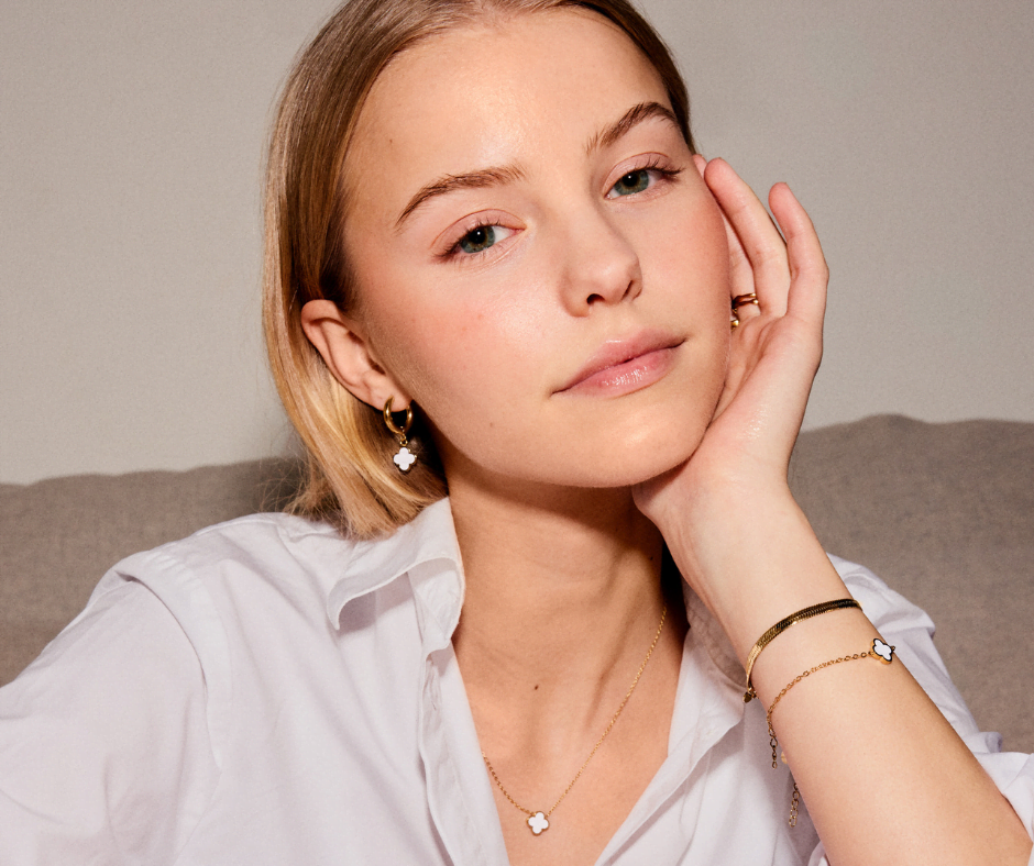 MERETE Øreringer Gullfarget Stål Hvit