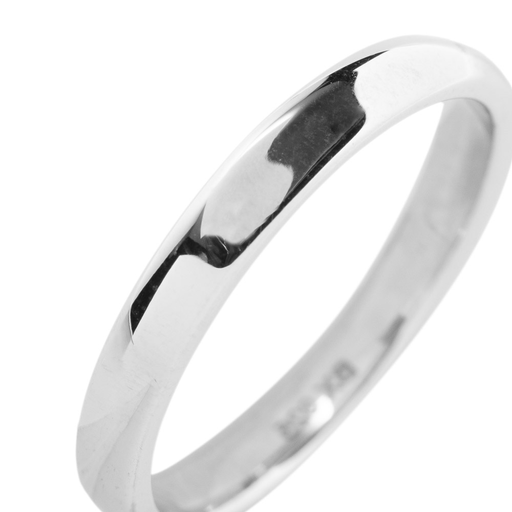 Enkel, glatt sølvring med avrundet kant og blank overflate, vist på skrå mot hvit bakgrunn i en standard produktfotovisning.