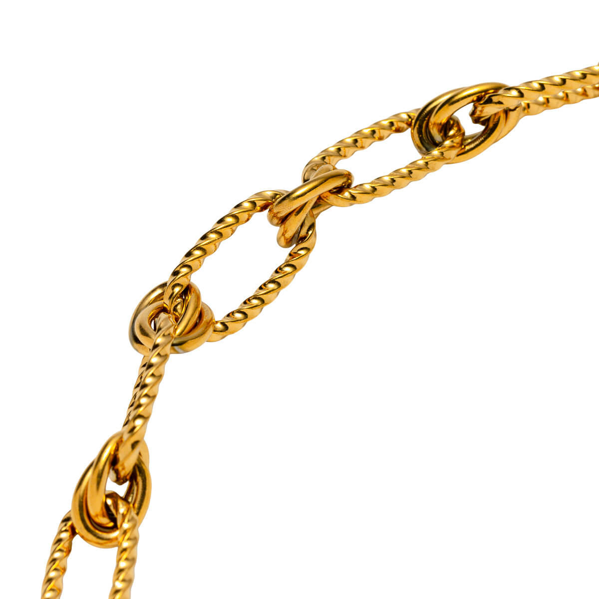 Et gullfarget armbånd flettet sammen av stålringer, på hvit bakgrunn.