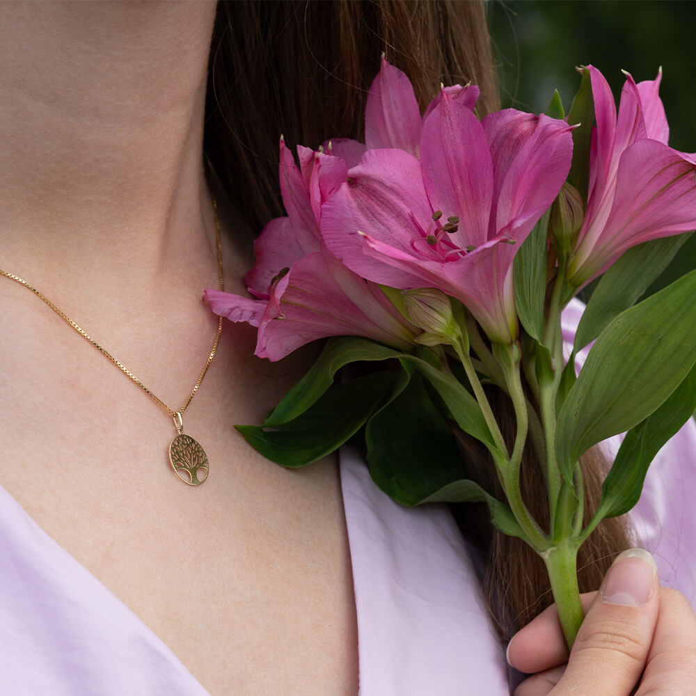 Halssmykke i gult gull med rundt anheng formet som Livets tre i et åpent og symmetrisk design.