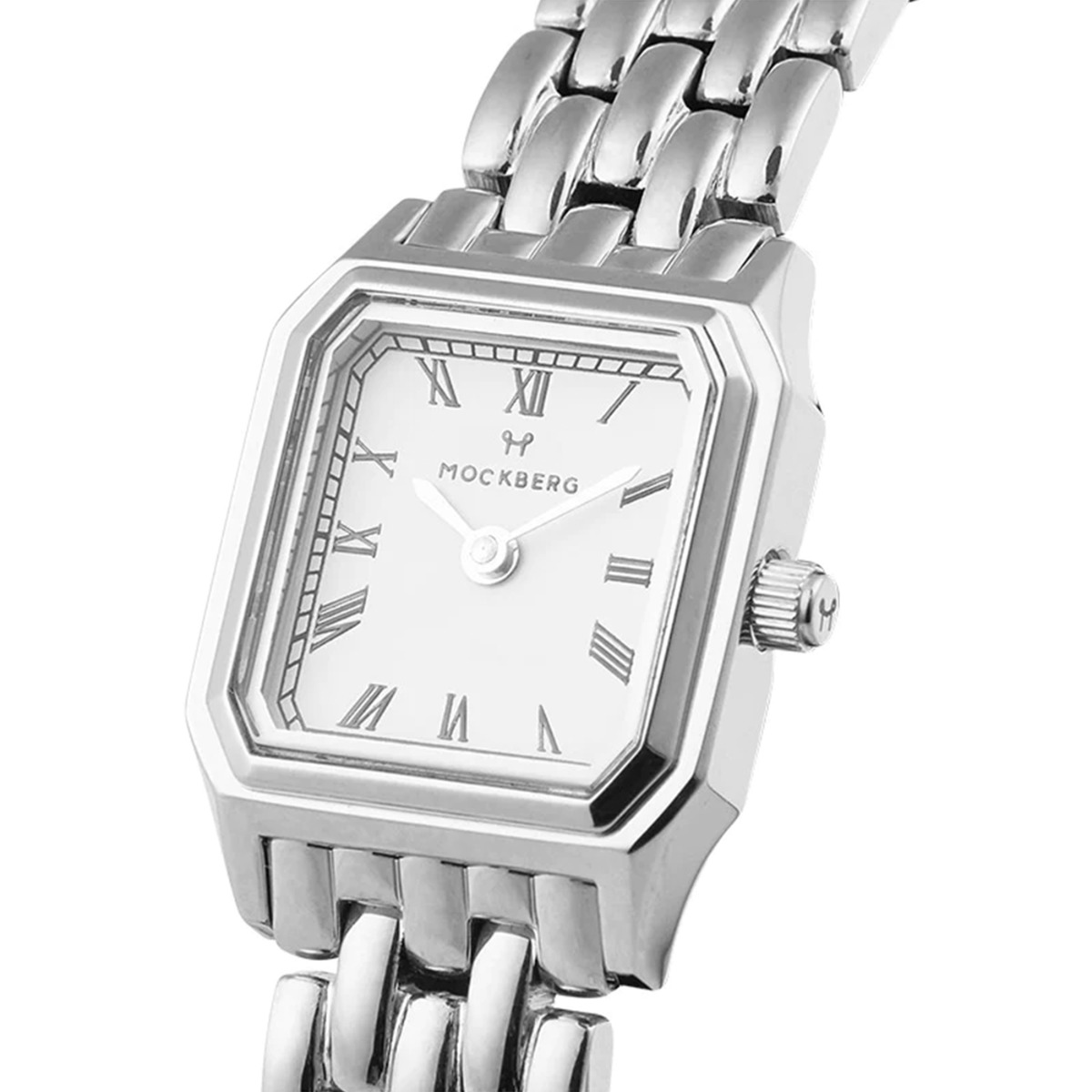 Sølvfarget Mockberg-klokke med hvit firkantet urskive og romertall på lenkearmbånd.
