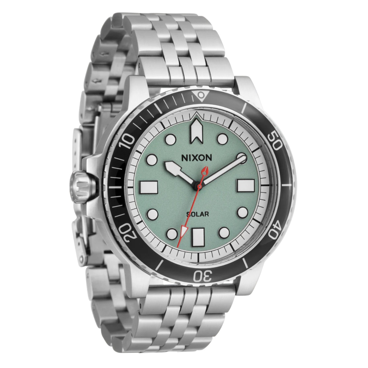 Nixon dykkerklokke med stålkasse, lysblå urskive, sort dreiebezel, hvite og røde visere, luminøse indekser og lenkearmbånd