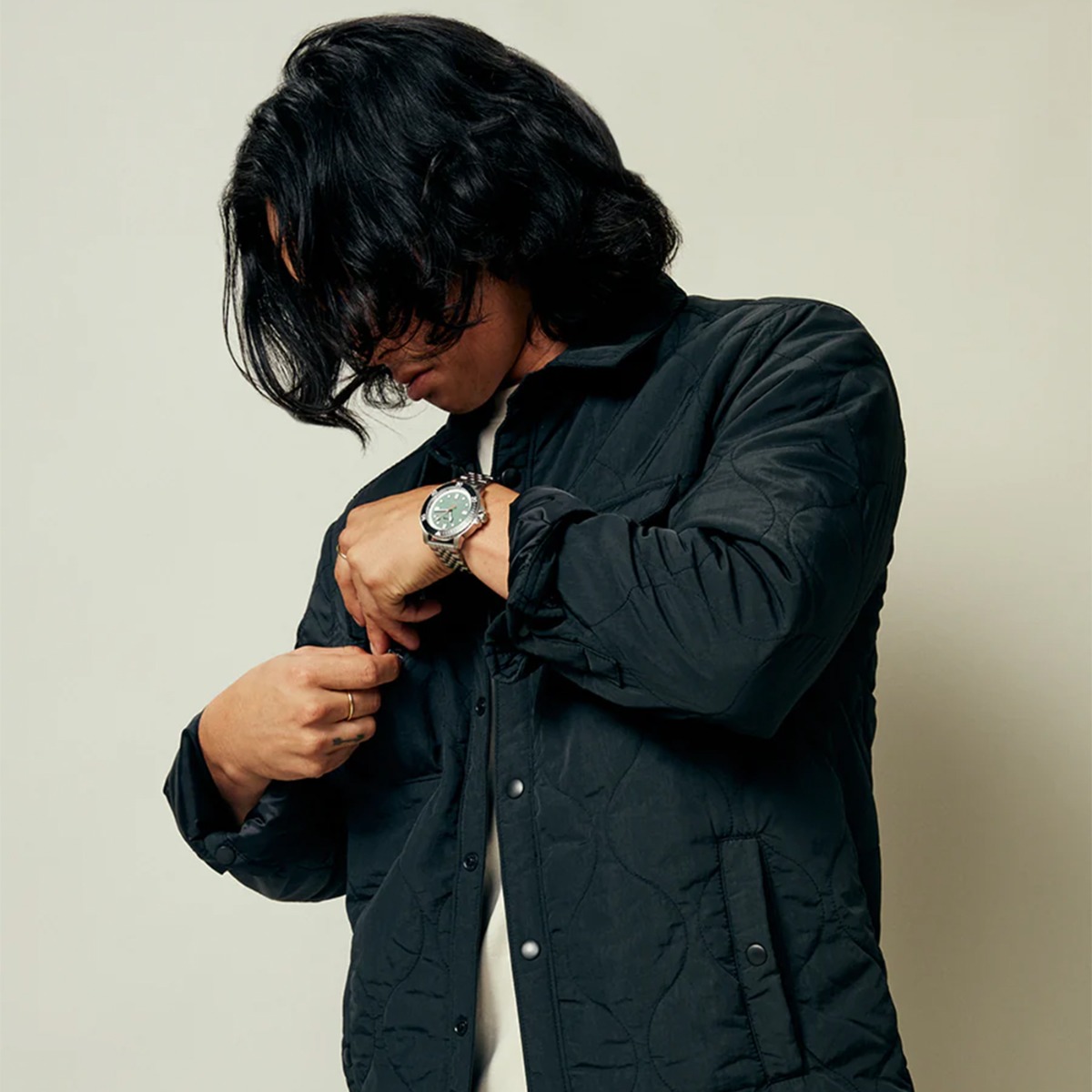 Nixon dykkerklokke med stålkasse, lysblå urskive, sort dreiebezel, hvite og røde visere, luminøse indekser og lenkearmbånd