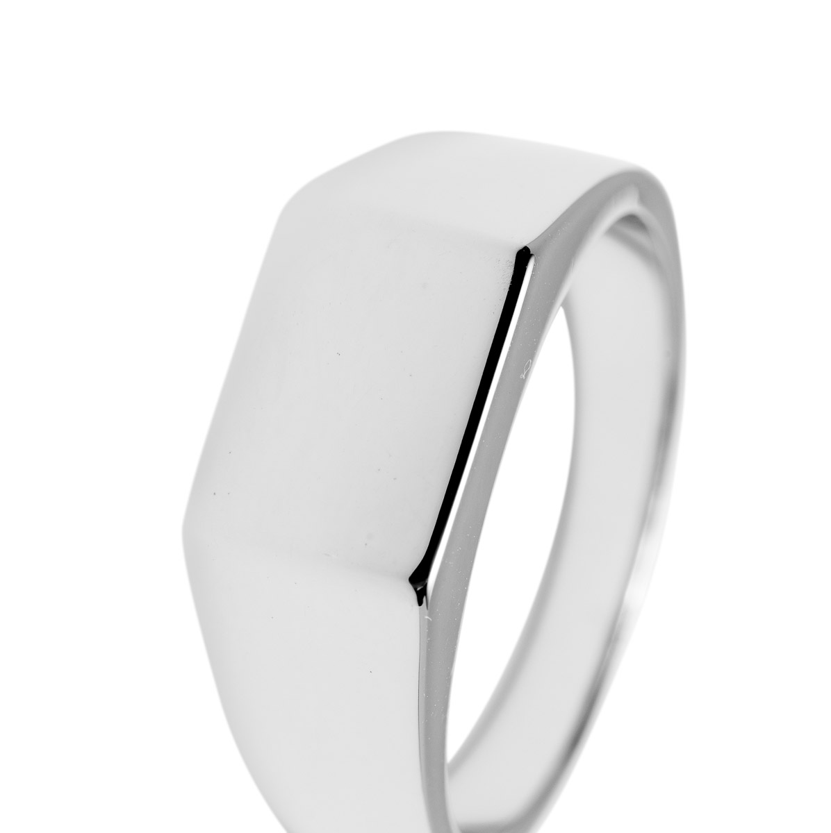 Sølvfarget ring med en flate som kan graveres, og bred ringskinn på hver side av platen som blir tynnere under ringen.