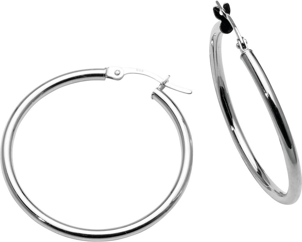 To store creolører i hvitt metall med glatt, buet overflate og klaplaas. Venstre øredobbe vist åpen. Høyre vist lukket i profil.