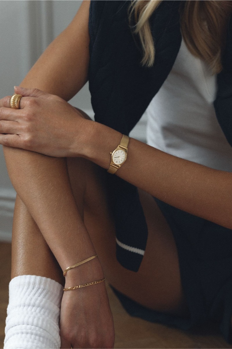 En tidløs og klassisk gullfarget analog dameklokke fra Mockberg.