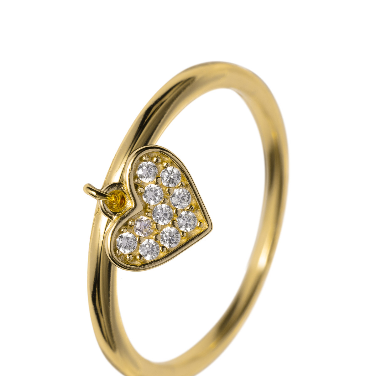 Gullfarget ring med glatt overflate og en liten hjerte charm med klar stein som henger ned fra midten av ringen.