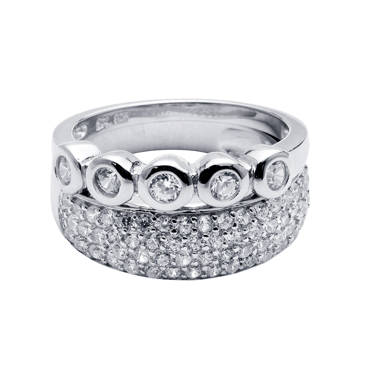 Sølvfarget ring med fem små, klare steiner satt i runde innfatninger på rekke langs ringbåndet.