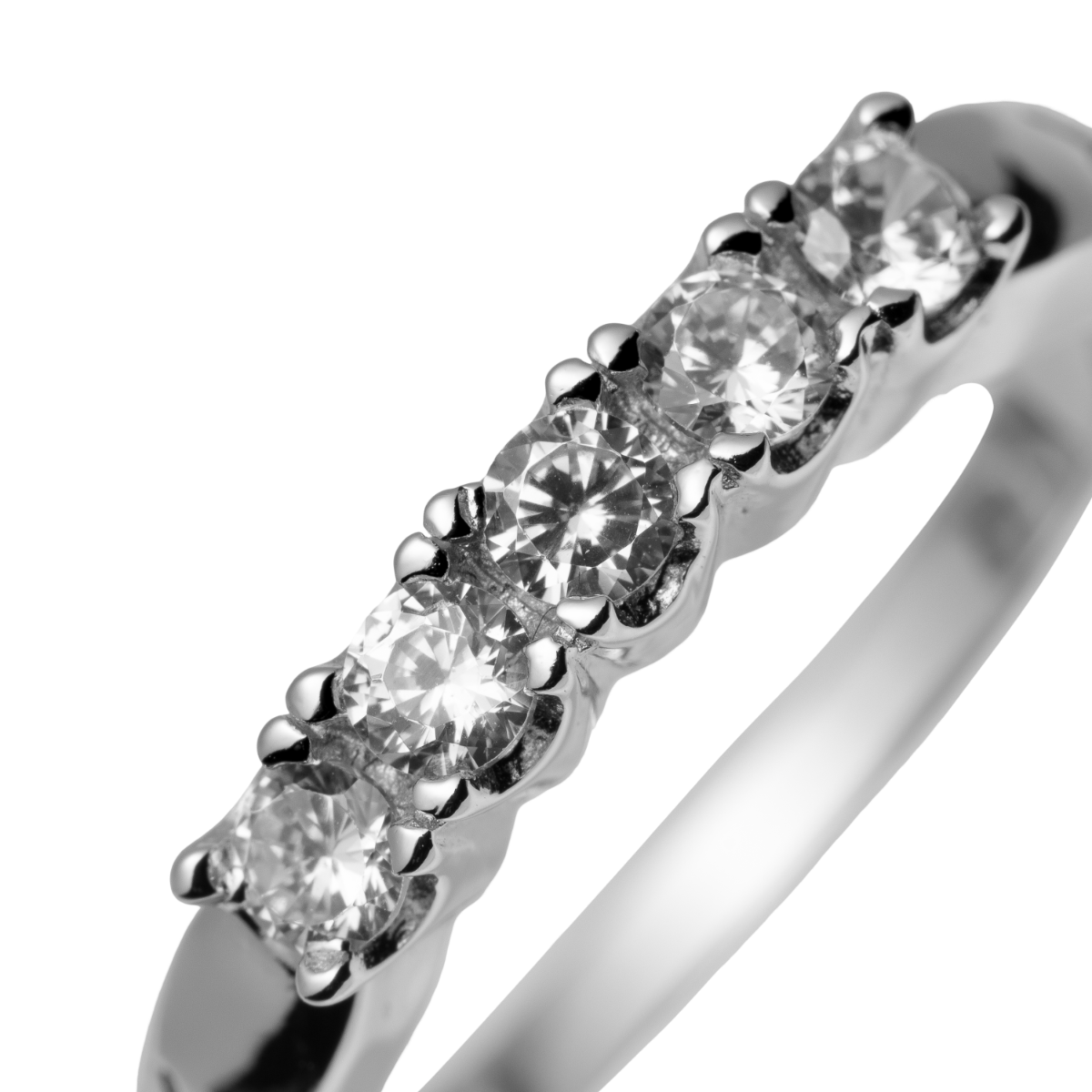 En sølvring sett forfra med fem små, klare steiner montert på rekke øverst i ringen, vist mot ensfarget svart bakgrunn.