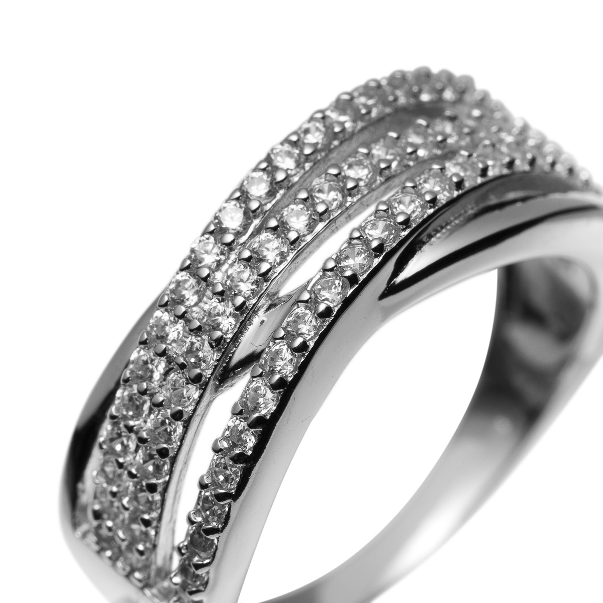 En sølvring med tre buede rekker av små klare steiner vises mot en hvit bakgrunn.