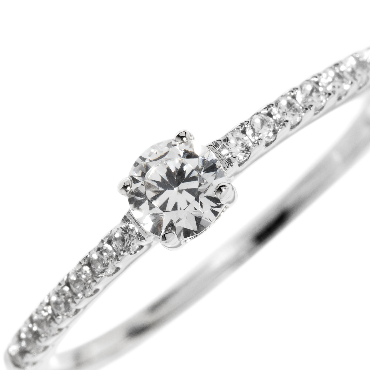 En sølvring med solitærdiamant i kløfatning og små diamanter i skinnen på hvit bakgrunn