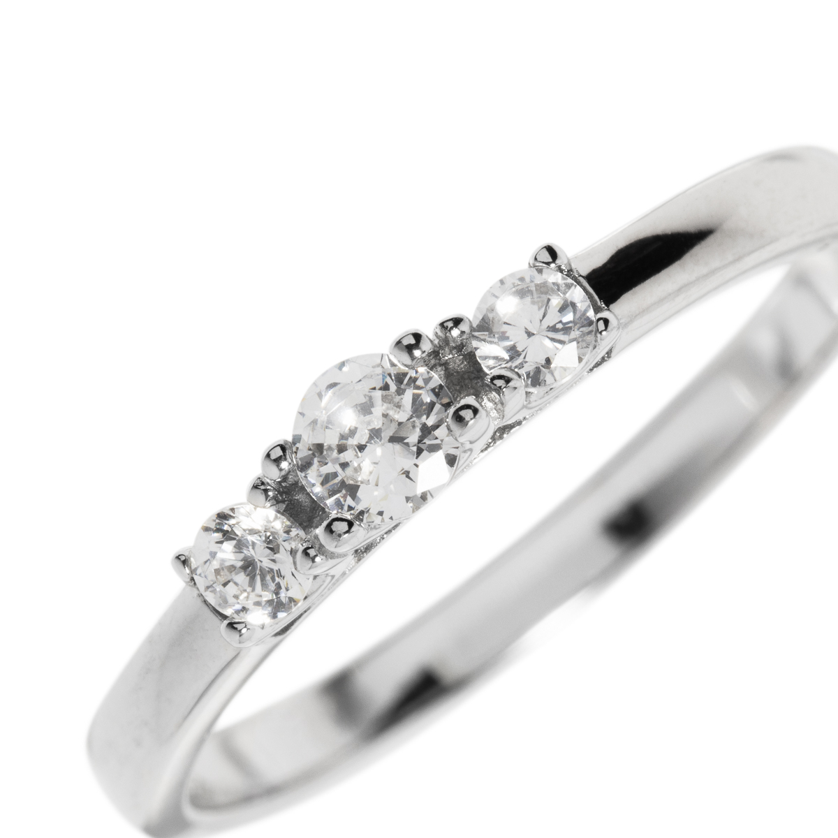 En sølvring avbildet forfra med tre runde, klare steiner på rekke, holdt av små klør på en smal og blank ringskinne mot hvit bakgrunn.