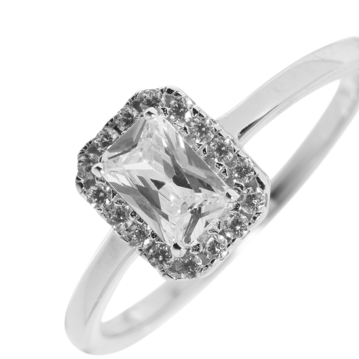 En sølvring med stor smaragdslipet diamant i kløfatning omgitt av krans av små diamanter på hvit bakgrunn