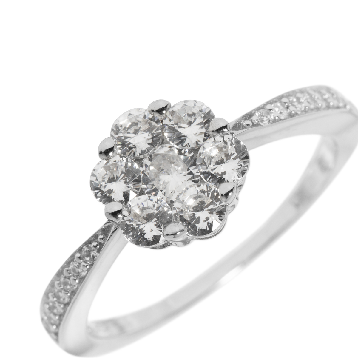 Solv-farget ring med en rund blomsterformet steinsetting og små klare steiner langs ringskinnen.