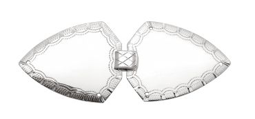 spenne, vest, gravert, hvit