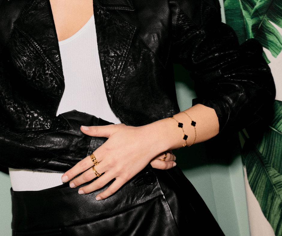 MERETE Armbånd Gullfarget Stål Sort