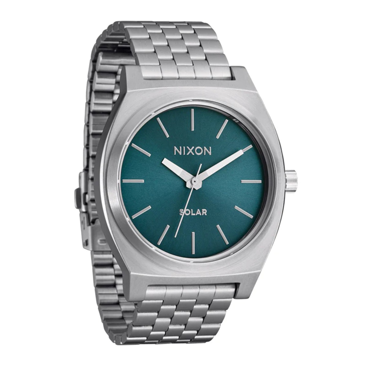Nixon Solar klokke i sølvfarget stål med turkisgrønn urskive og hvite indeksmerker. Femleddsbånd i rustfritt stål mot hvit bakgrunn.