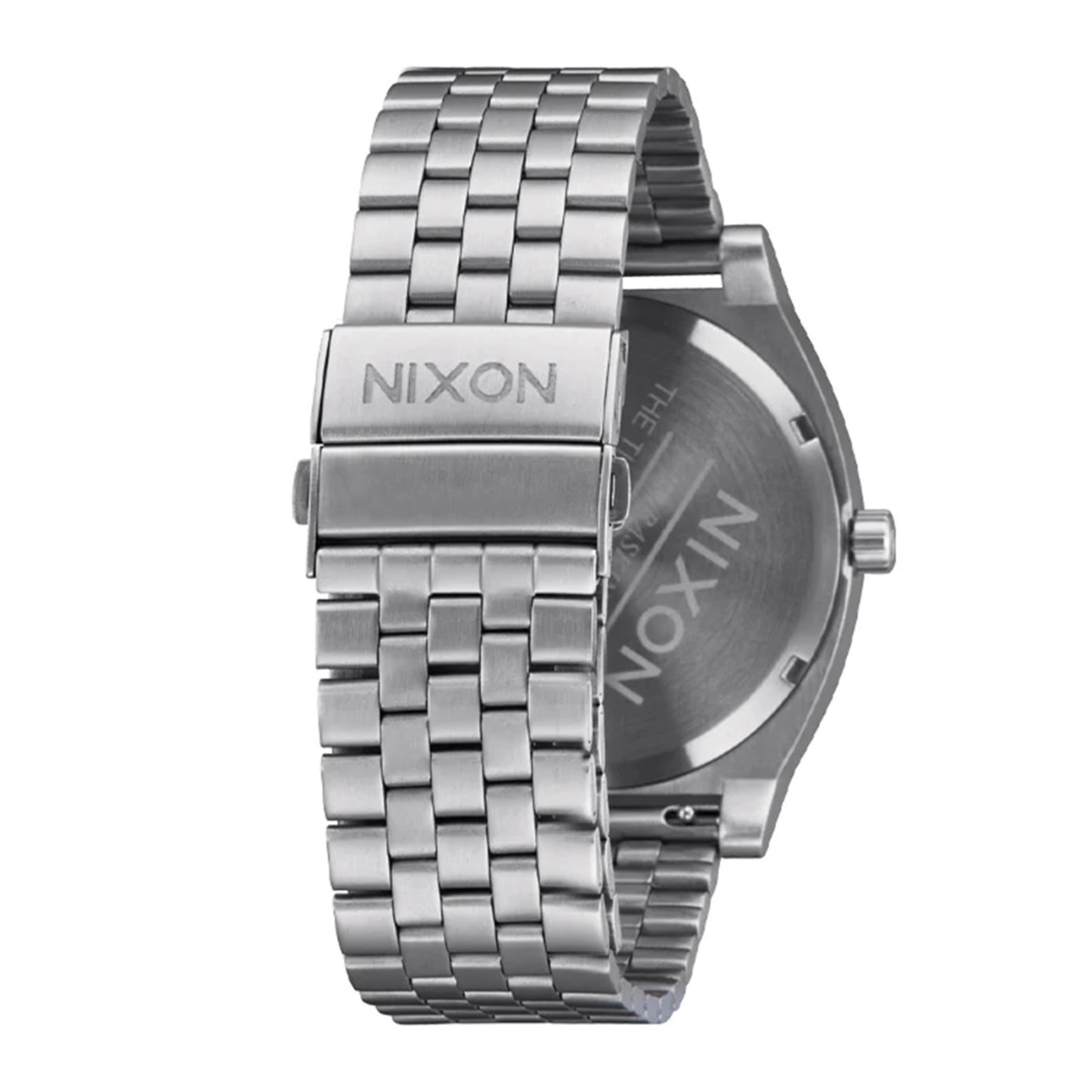 Nixon Solar klokke i sølvfarget stål med turkisgrønn urskive og hvite indeksmerker. Femleddsbånd i rustfritt stål mot hvit bakgrunn.