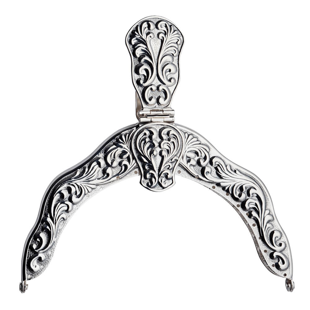 Sølvfarget veskelås med detaljerte utskjæringer og symmetrisk, buet design i tradisjonell stil.