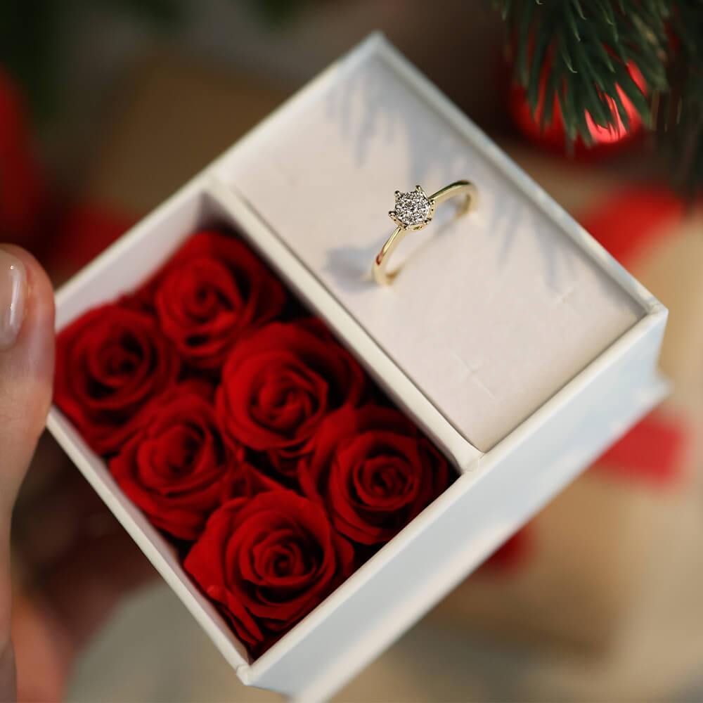 Elegant ring i gult gull med blank, smal ringskinne og rund diamantbesatt topp festet med seks klør.