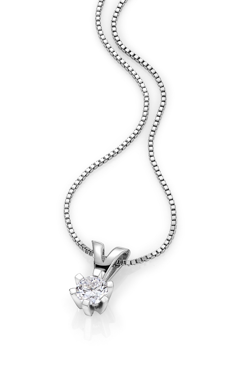 Sølvfarget kjede med rund klar stein i klofatning, fotografert mot hvit bakgrunn.