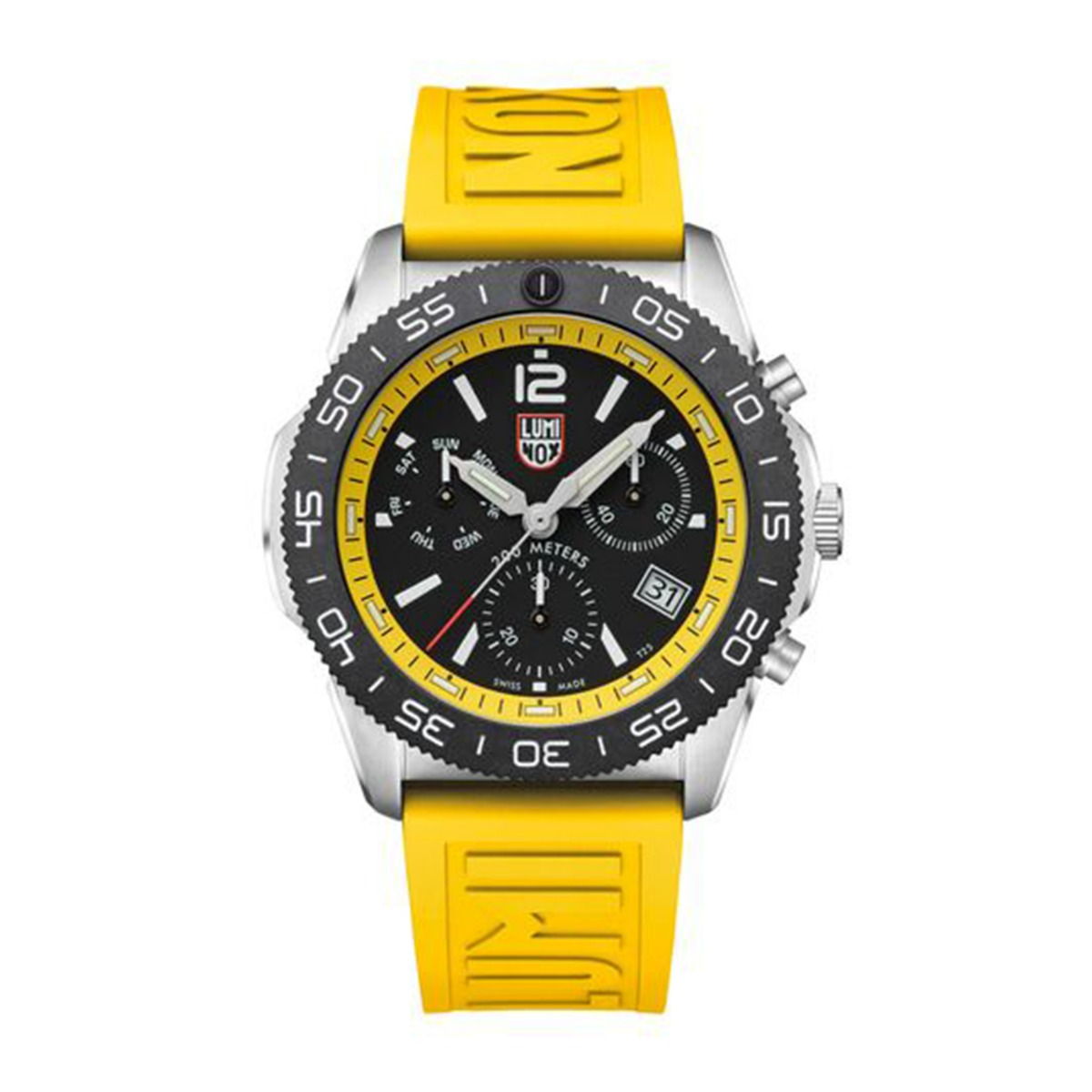 Sølvfarget herreklokke med sort og gul urskive, kronografer og lenkearmbånd, vist med ekstra gult gummireim ved siden av.