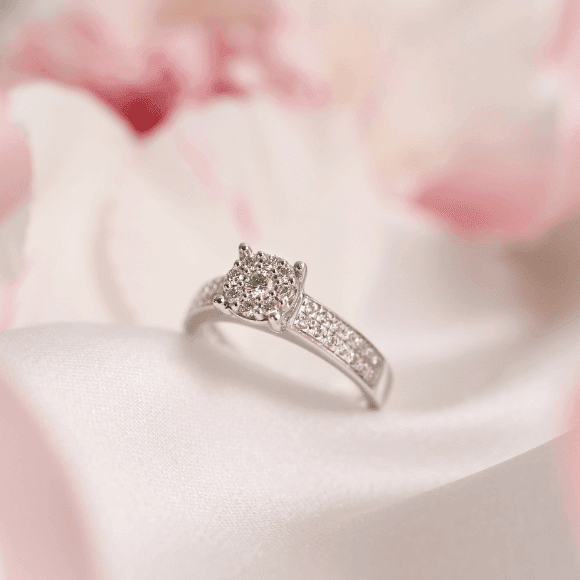 Diamantring En diamantring utstilt på en hvit silkeduk.