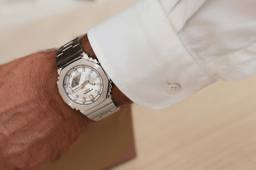 Citizen klokker fra Bjørklund Nærbilde av en mann i sort findress og hvit skjorte som åpner en sort gaveeske med en klokke i fra Citizen.