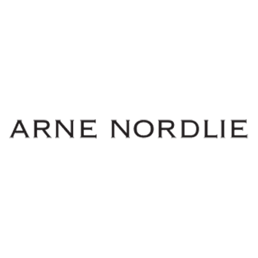 En hvit bakgrunn med logoen til smykkemerket Arne Nordlie, som også er navnet til gullsmeden som eier merket.