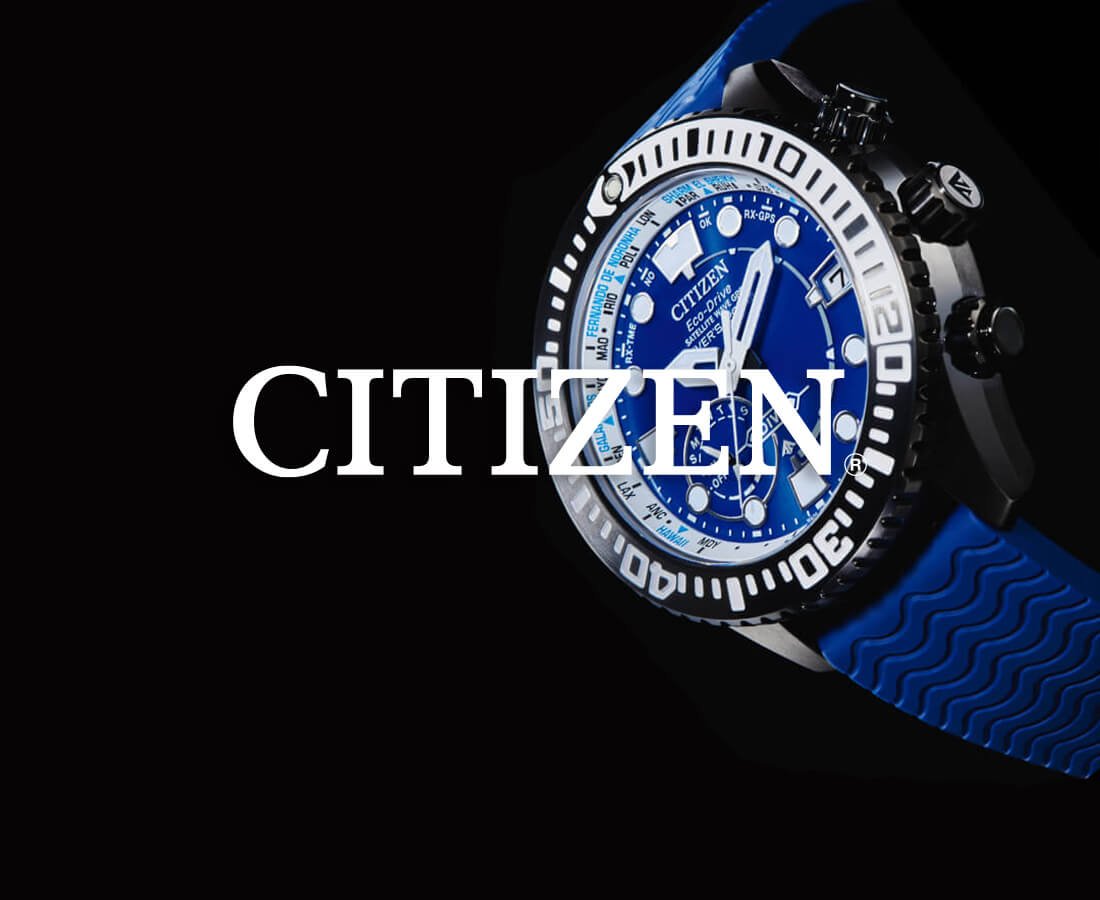 Nærbilde av Citizen Eco-Drive dykkeklokke med blå gummirem og blå urskive, med CITIZEN-logo over svart bakgrunn.