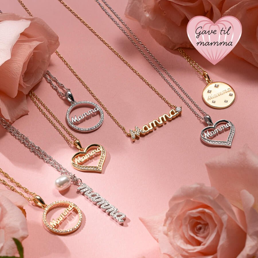 Fem halskjeder i gull og sølv med 'Mamma'-tekst på anheng i ulike design, omgitt av rosa roser. Hjerteikon med tekst 'Gave til mamma'.