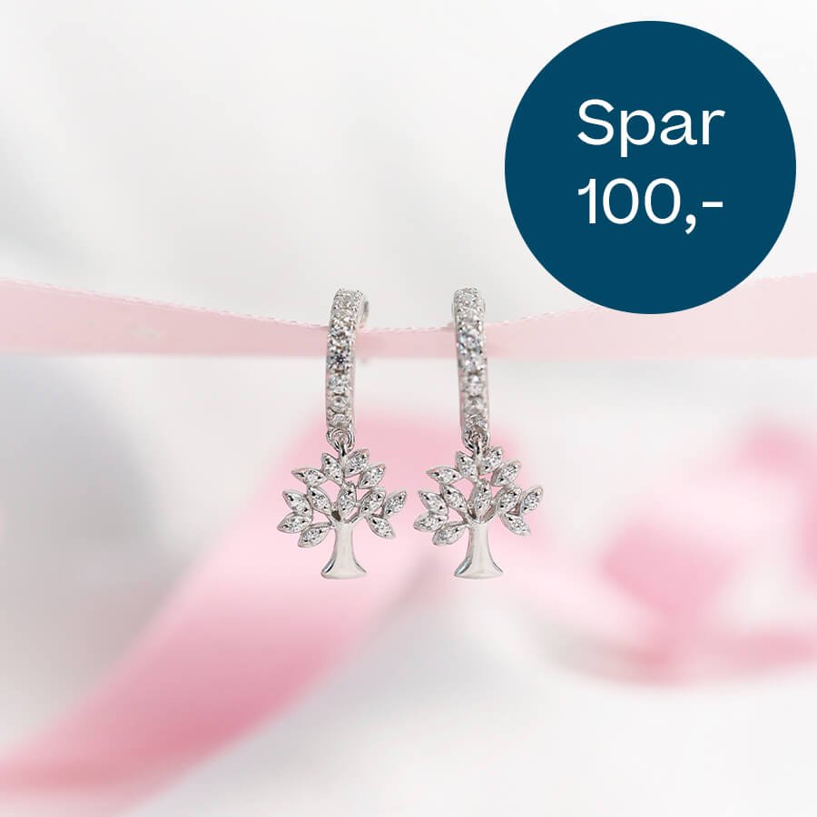 Sølvringer med livets tre-design og glitrende detaljer, henger fra rosa bånd med tilbudssirkel som viser "Spar 100,-". 