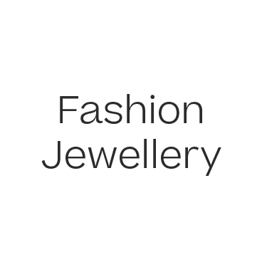 Logoen til smykkemerket Fashion Jewellery med svart tekst og hvit bakgrunn