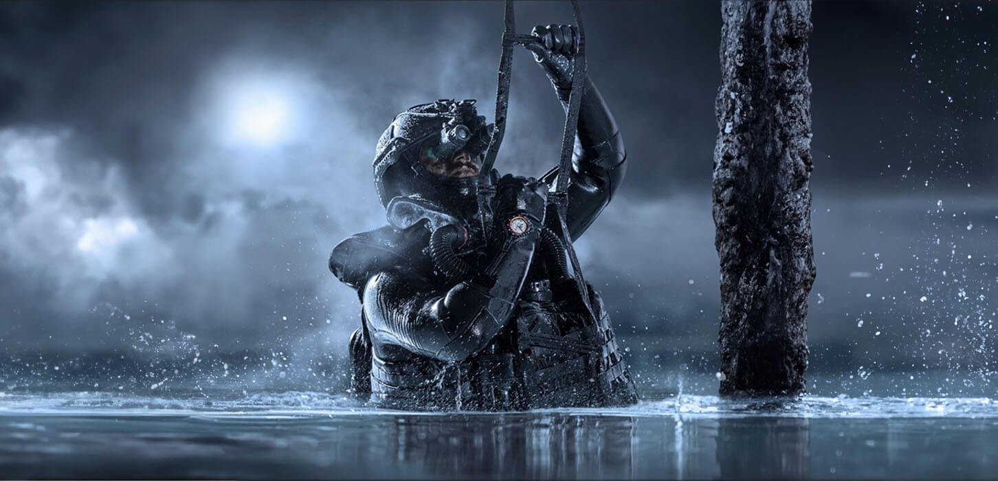Et bilde tatt om natten der en Navy Seal-soldat kommer opp fra vannet klatrende i en tau-stige ved en søyle og mye vannsprut. 