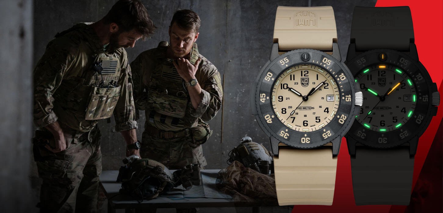 Luminox - en pålitelig ledsager To soldater som gjør seg klar til krig med fullt kamputstyr i en mørk kjeller, med to store klokker i forskjellige farger helt til høyre.