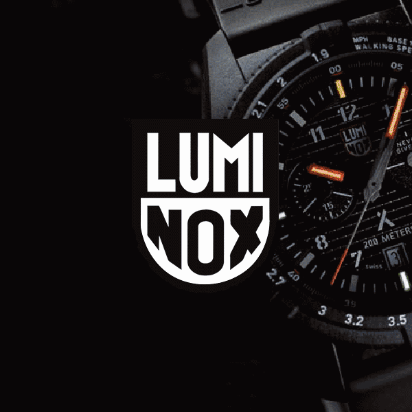 Helt svart bilde med en svart, selvlysende Luminox-klokke i høyre hjørnet, med Luminox-logoen i svart og hvitt midt i bildet.