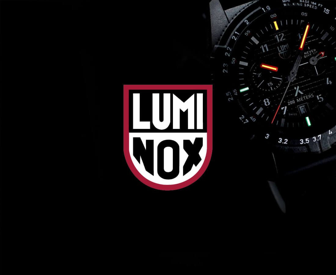 Luminox-logo i sentrum med detaljert klokke til høyre, viser urskive og lysende markeringer i mørkt miljø.