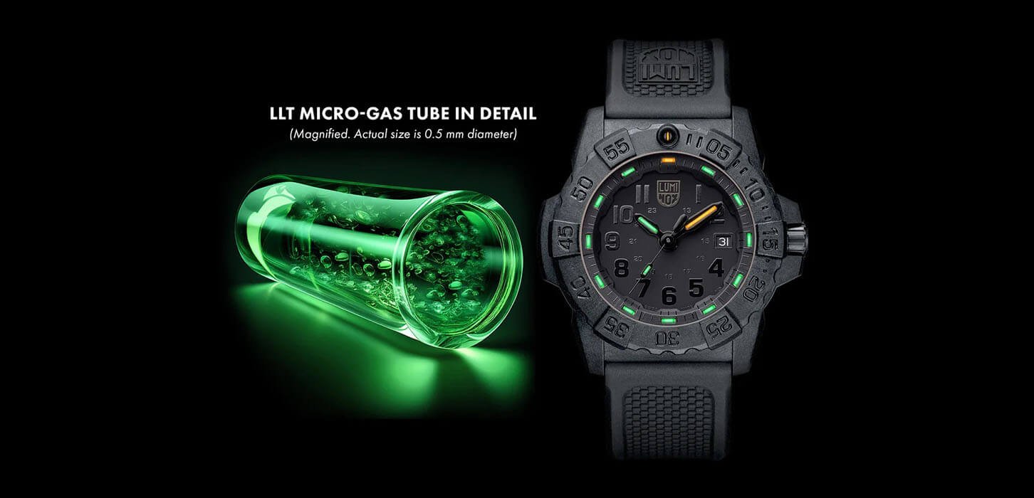 LLT Micro Gas tube Et svart bilde som viser sjokkgrønn illustrasjon av LLT Micro-gas tuben i detaljer, ved siden av en svart Luminox-klokke.