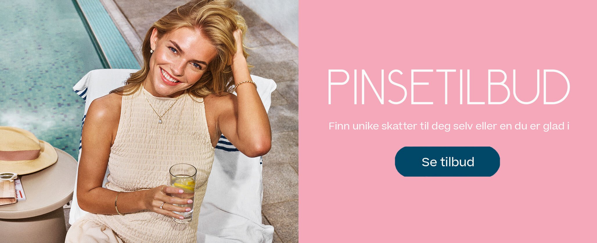 Smilende kvinne i lys topp sitter ved basseng med sitronvann i hånden. Teksten “Pinsetilbud” vises på rosa bakgrunn.