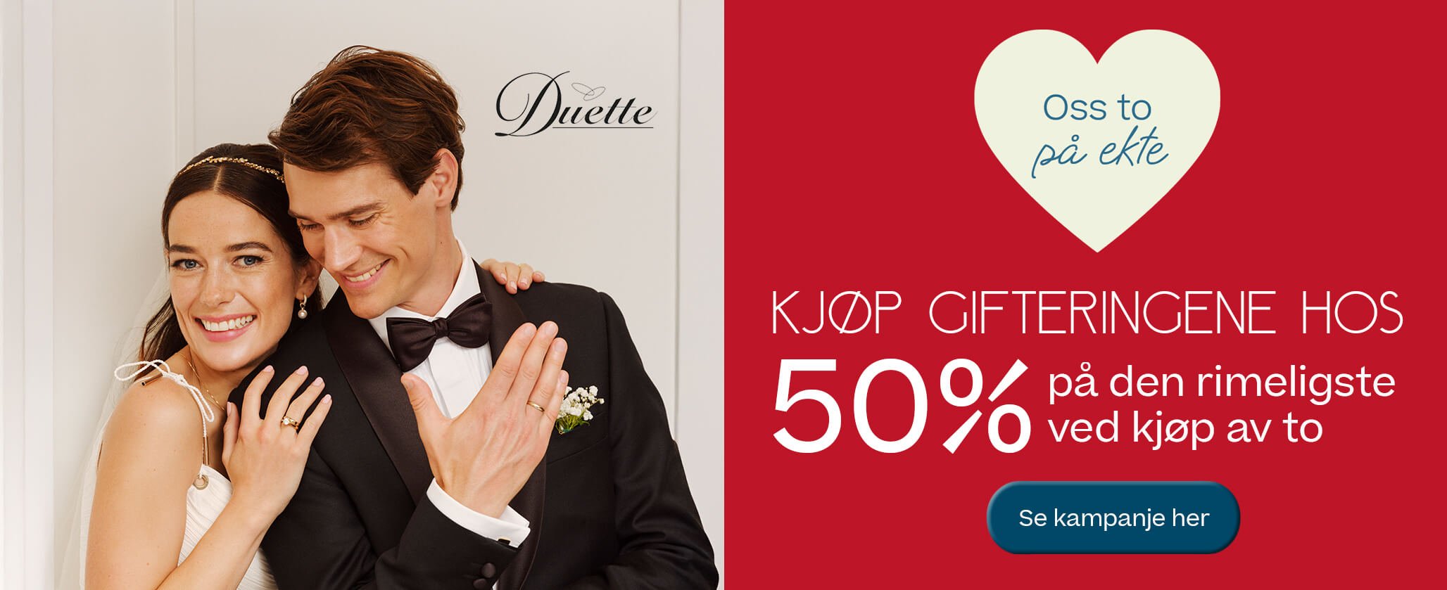 Brudepar i bryllupsklær står tett sammen og viser frem gifteringene sine foran en lys bakgrunn.