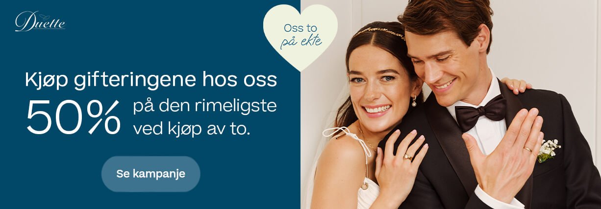 Brudepar i bryllupstøy der kvinne og mann står tett sammen og viser gifteringer på hendene, med grafisk tekstfelt på venstre side.