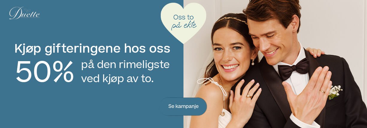 Brudepar i bryllupsklær smiler og viser frem gifteringer, med tekst om 50 % rabatt på rimeligste ring ved kjøp av to Duette ringer.