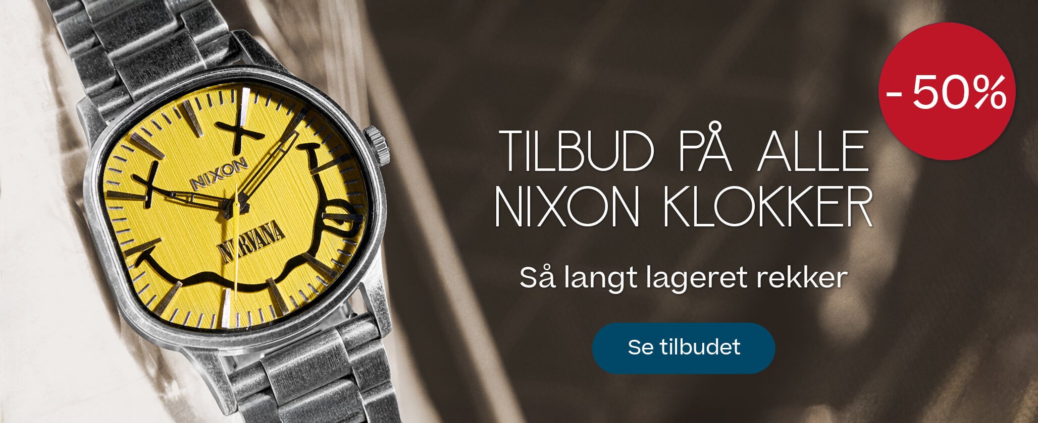 Nixon klokke med gul urskive og stållenkebånd. Tekst viser 50% rabatt på alle Nixon klokker. Rød sirkel med rabatttilbud i øvre hjørne.