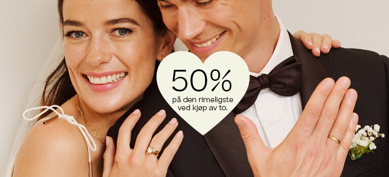 en dame og mann som smiler og viser frem gifteringene sine